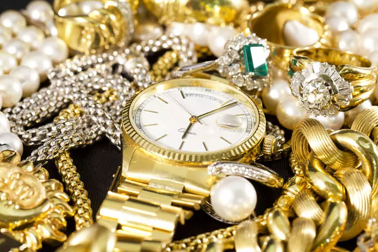 Encuentran un reloj de lujo.